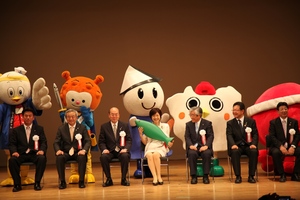 写真：ゆるキャラとの記念撮影