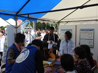 写真：ふろしきワークショップで３Ｒ