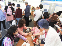 写真：地元百貨店包装紙で雑紙回収袋作成