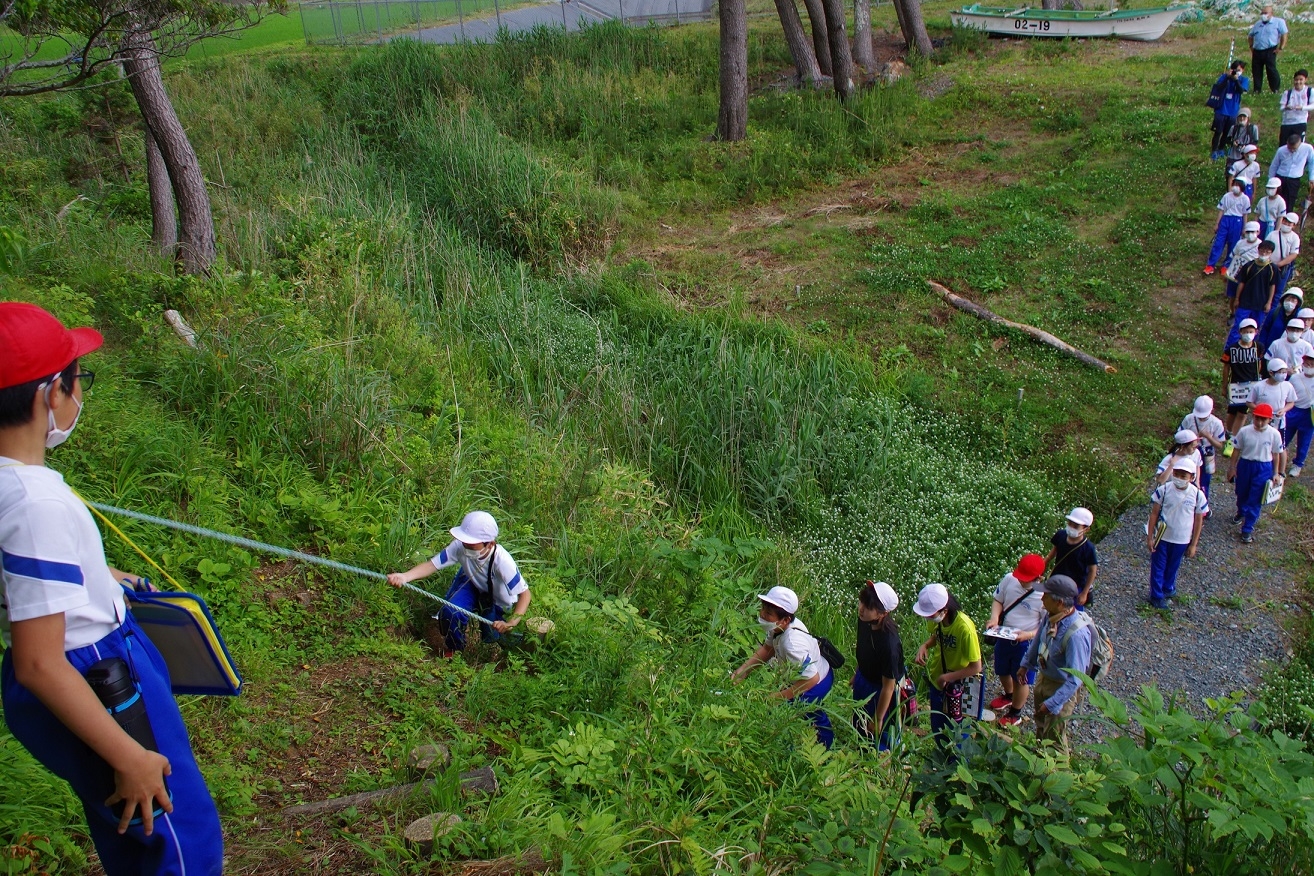 広田小学校トレイル体験で斜面を身軽に乗り越えます