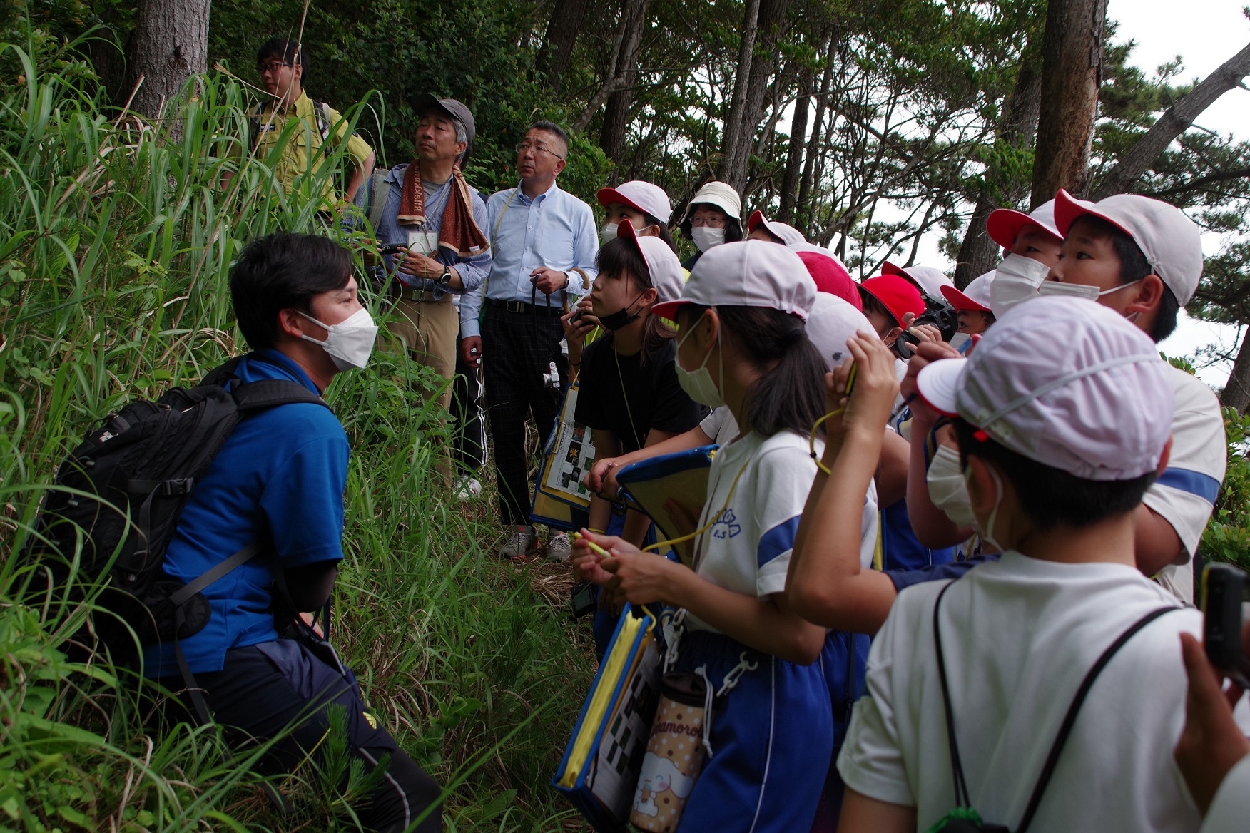 広田小学校トレイル体験にて津波石碑と大漁祈願石碑のお話しに耳を傾ける