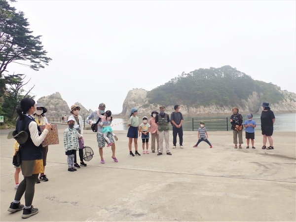 磯の観察会の開会式で参加者に説明する様子