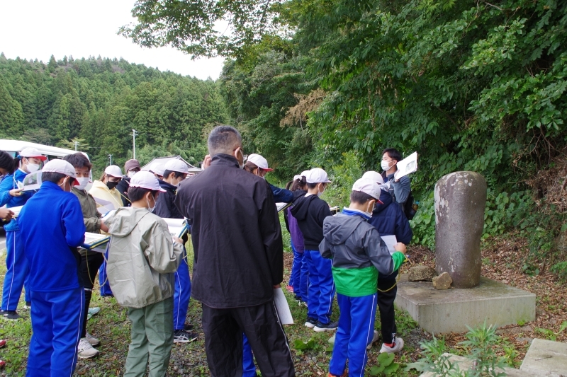 法華様の石碑について説明