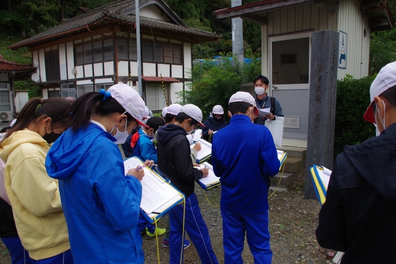 津波記念碑について説明