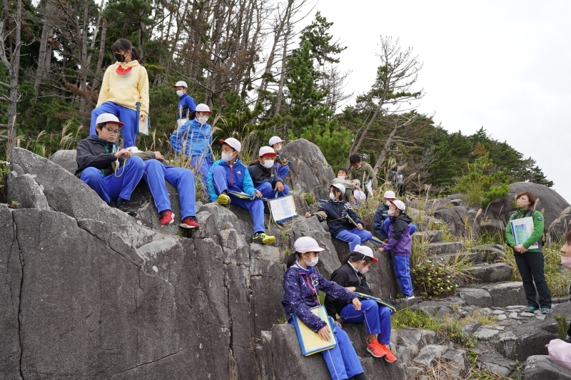 思い思いに岩場で休憩