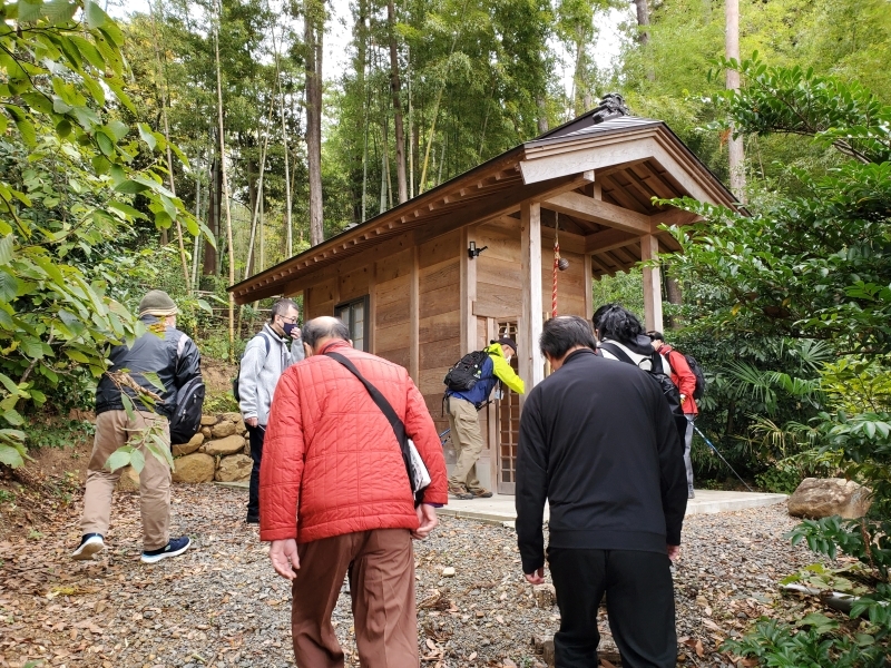 築100年以上もの旧家の一角にある山神様を訪れる