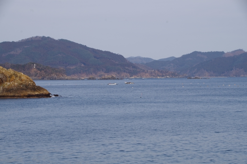 海の上に何か見えます