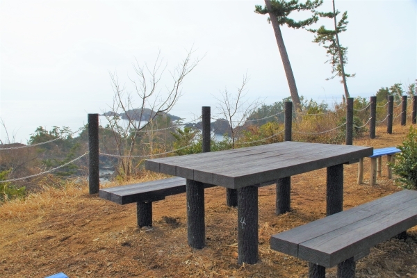 海の見える場所にテーブルセットが置かれました