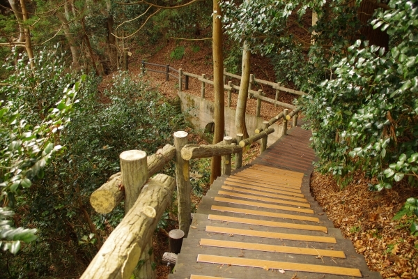 木製の踏み板は濡れると滑りやすいので滑り止めが施されていました