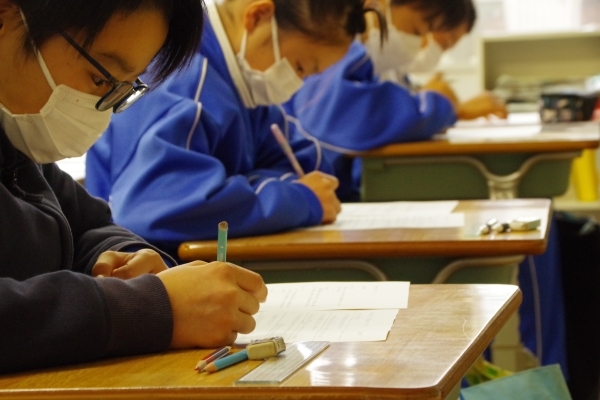 真剣にアンケートに記入する