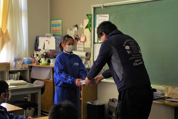 観光物産協会の桒久保さんへマップを渡しました