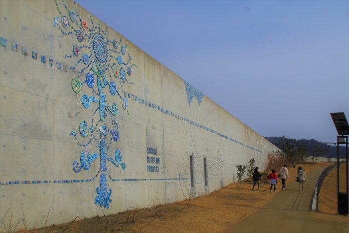 タイルアートで彩られた防潮堤