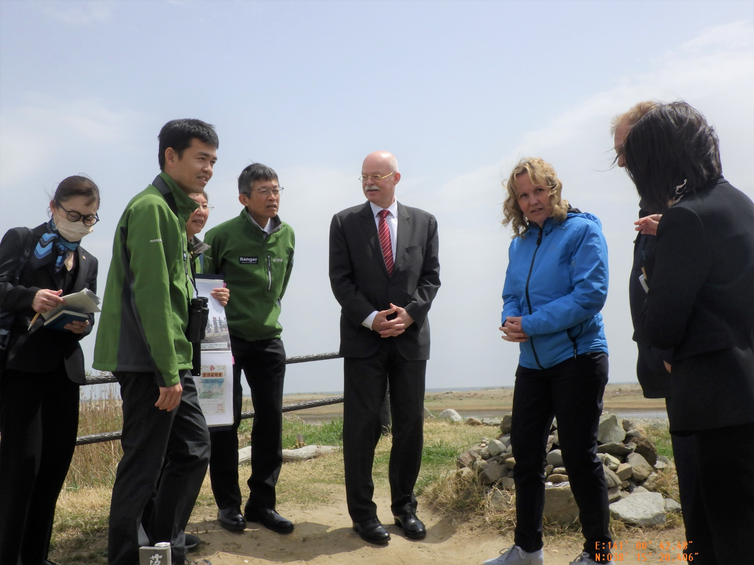 レムケ環境大臣、日和山に登る