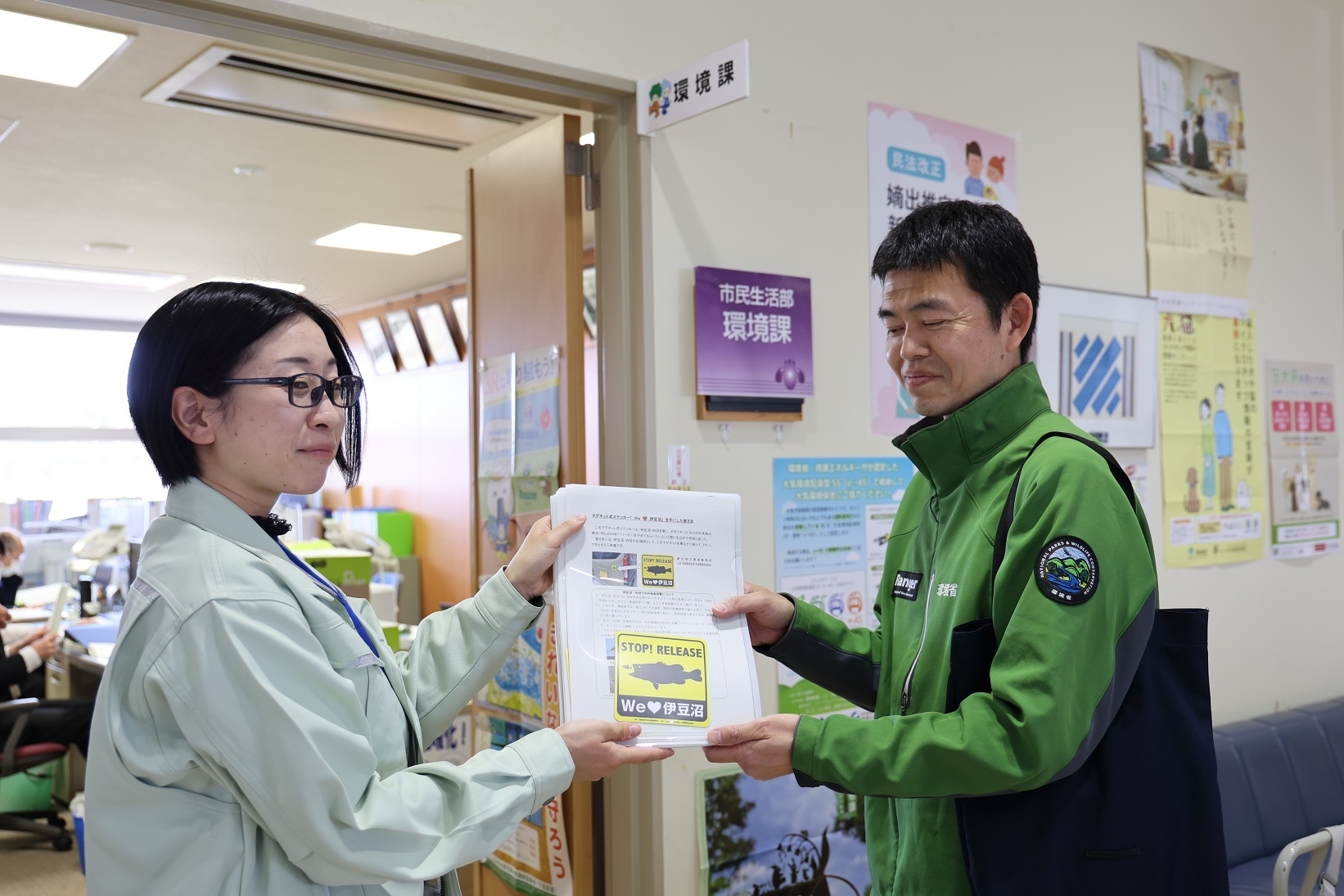 登米市環境課様にマグネット式ステッカーを配布