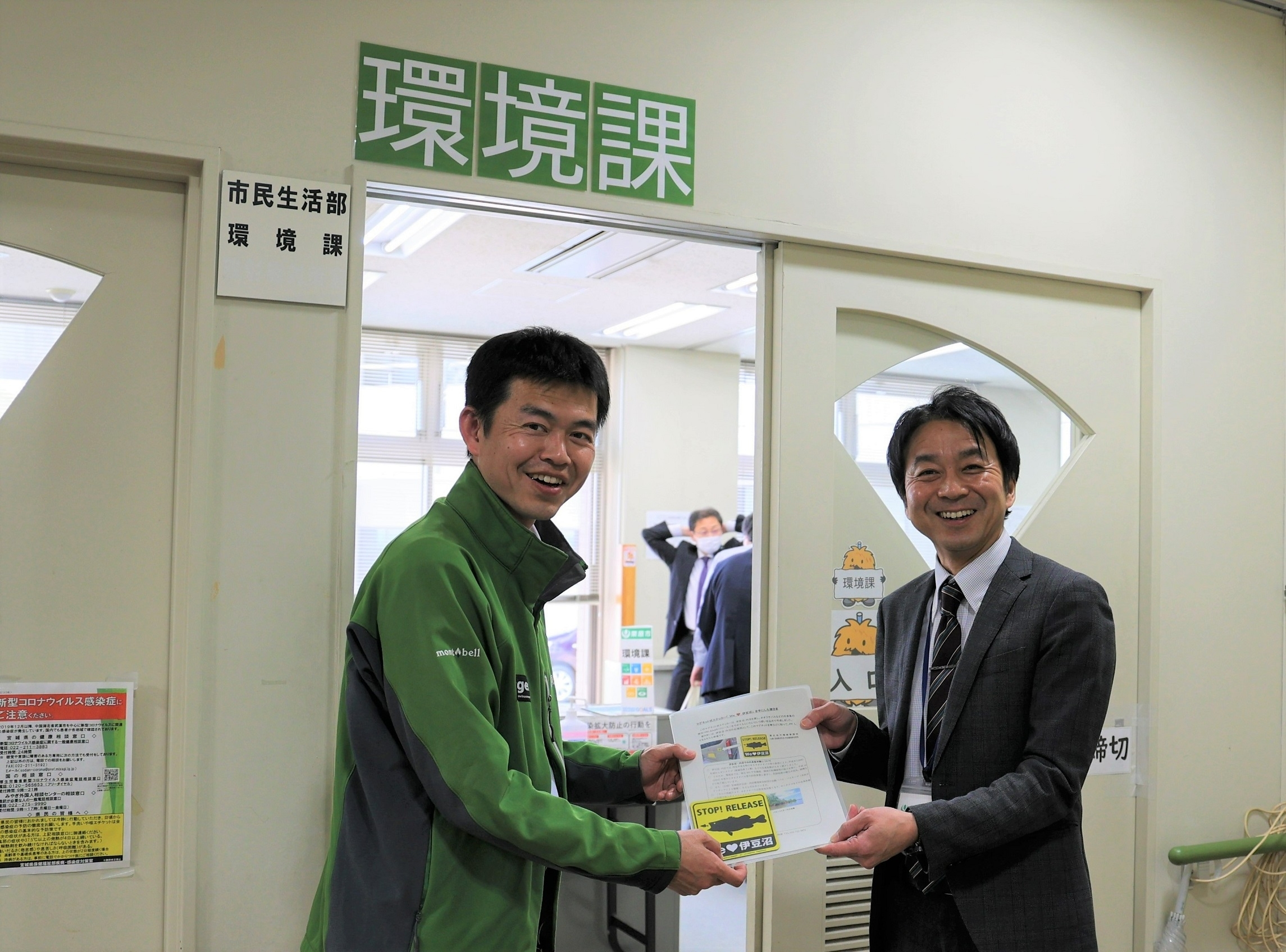 栗原市環境課様にマグネット式ステッカーを配布