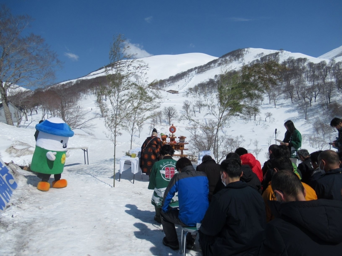 白く輝く姥ヶ岳と月山スキー場開き