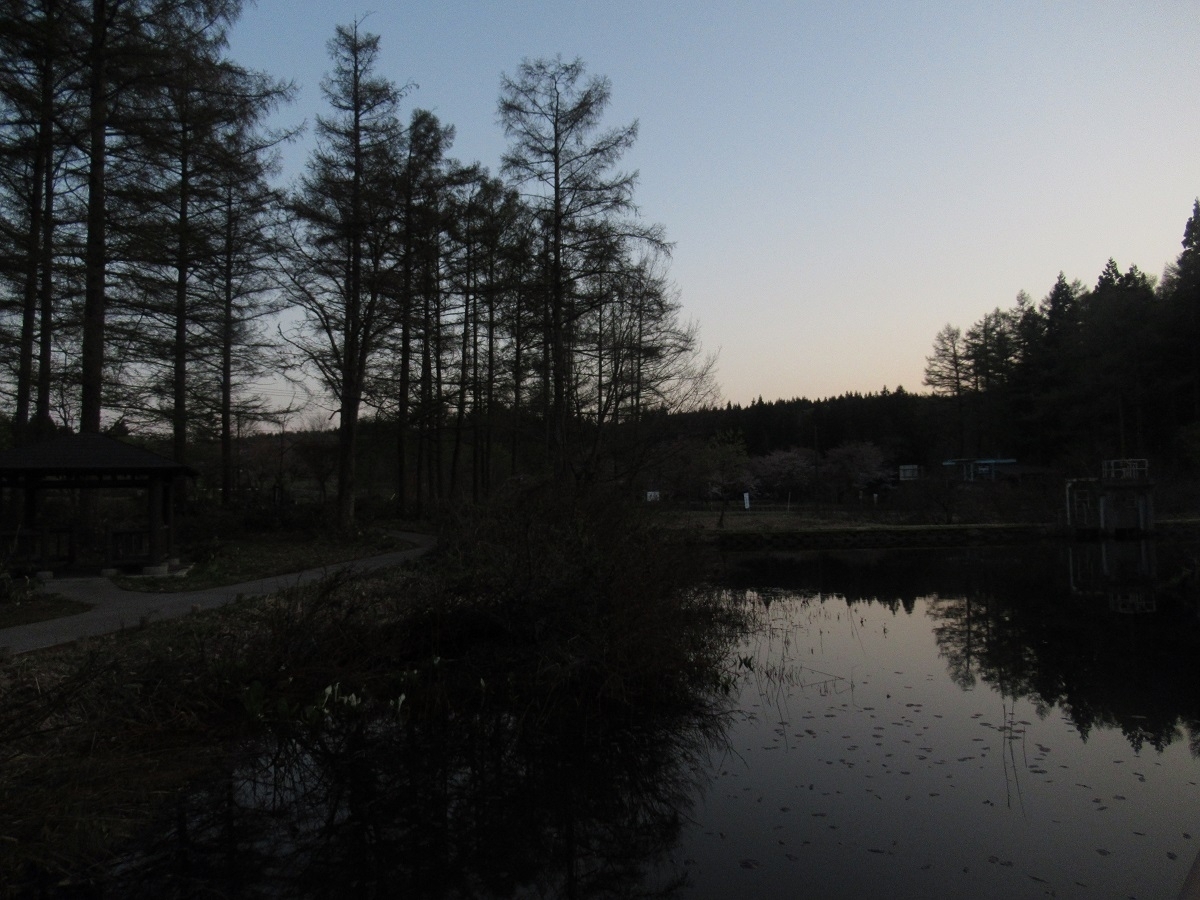 色づく空と二夜の池