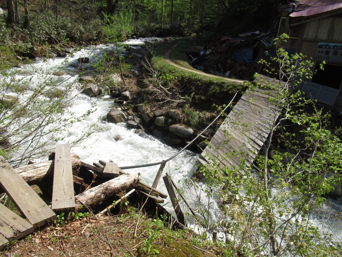 古寺鉱泉木橋崩落