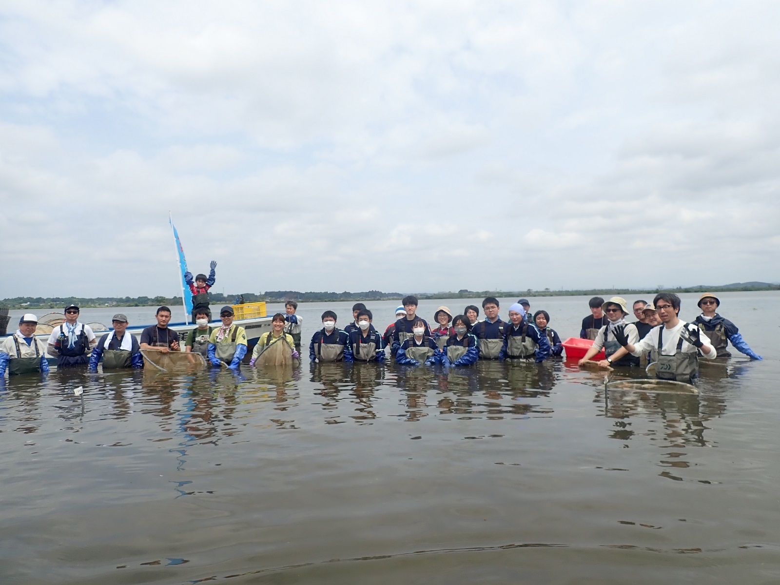 沼の中の記念撮影