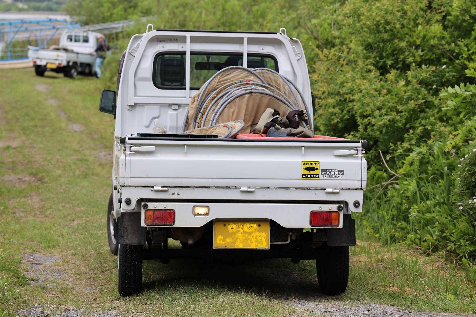 伊豆沼で作業する車には黄色いステッカーがよく似合う