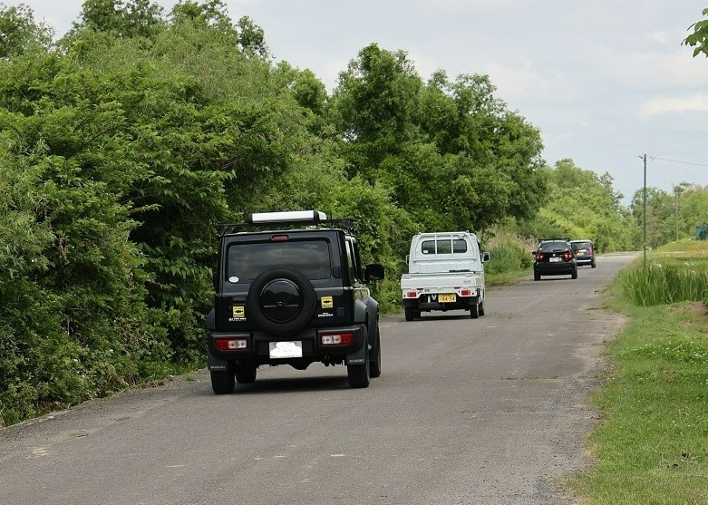 参加者の車にも黄色いステッカーが貼られています