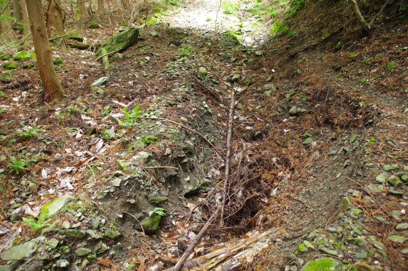 大量の水が流れ掘れてしまった道