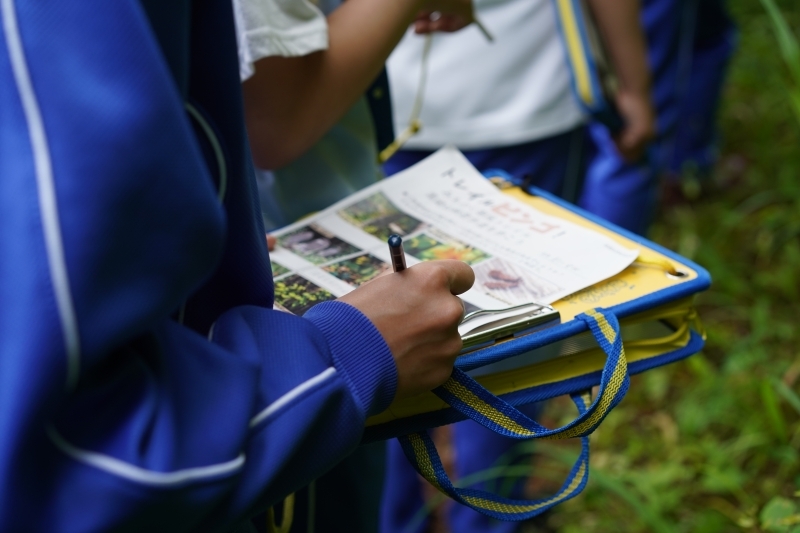 しっかり説明を聞いて書き留める姿