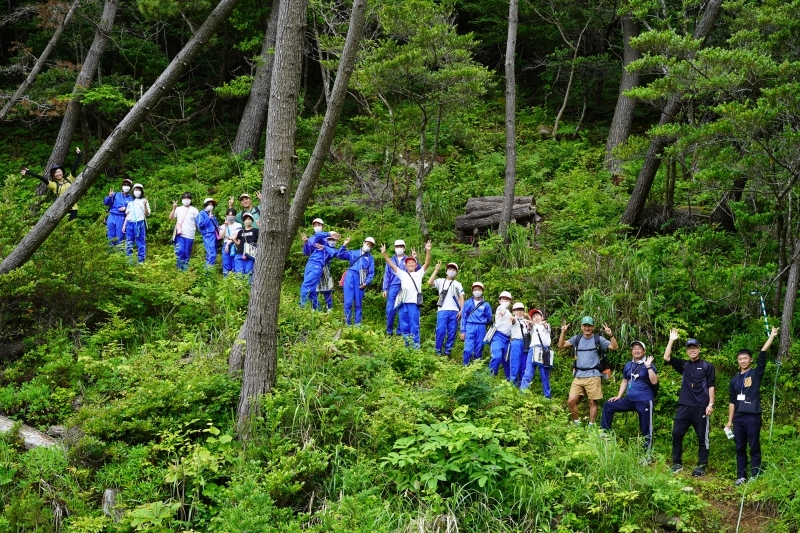 全員一列になって手を振る