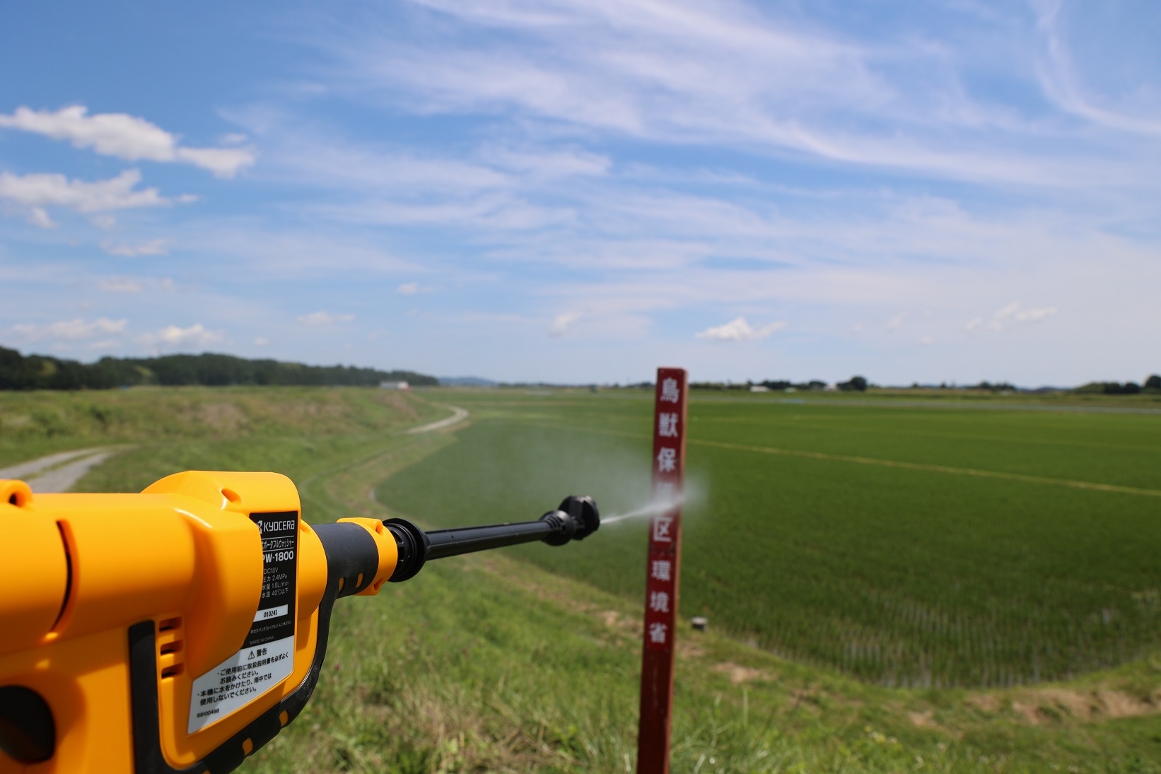 鳥の糞で汚れた制札を高圧洗浄