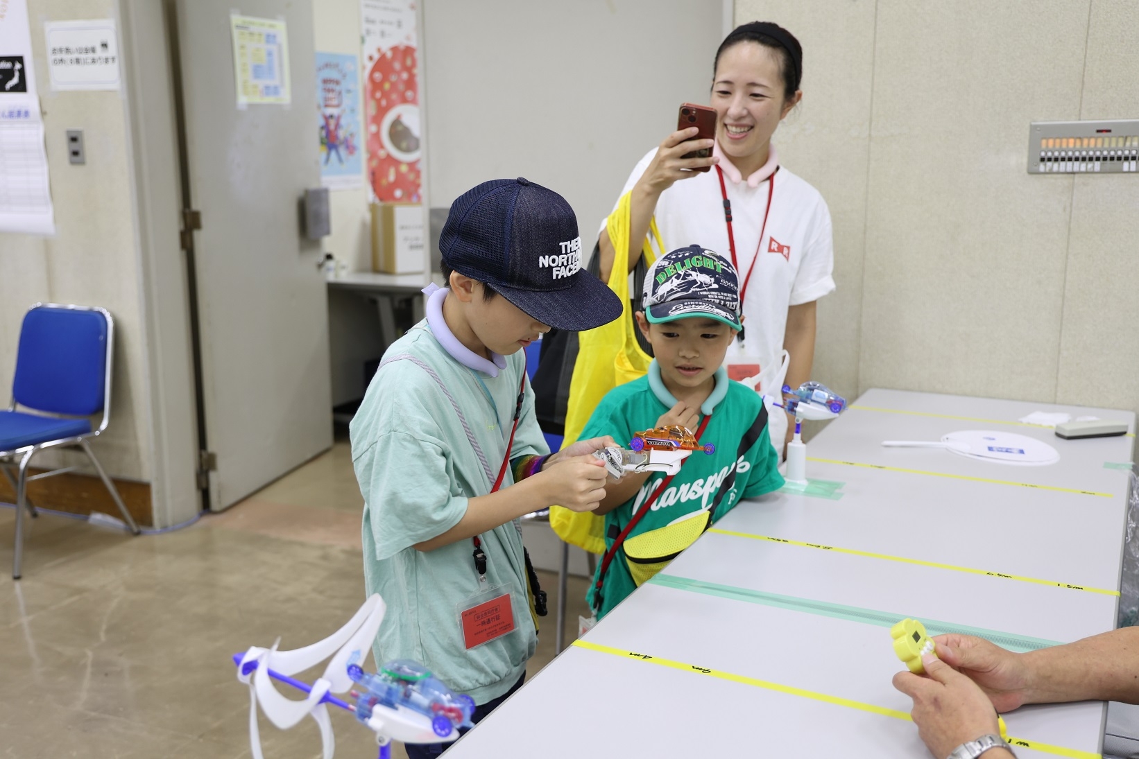 手回し発電、10秒に挑戦