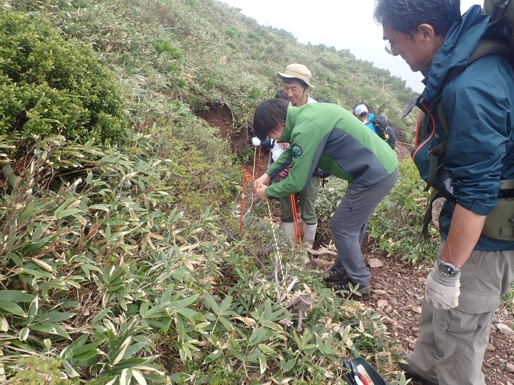 西吾妻山のロープ設置の様子
