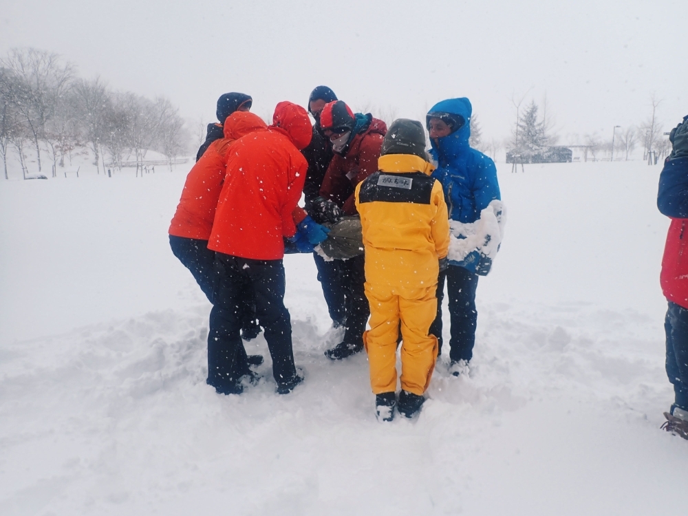 研修の様子。傷病者を運ぶ方法を学んでいます