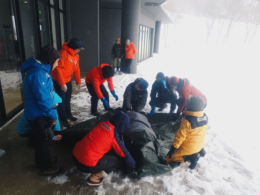 研修の様子その2。傷病者の包み方を学んでいます