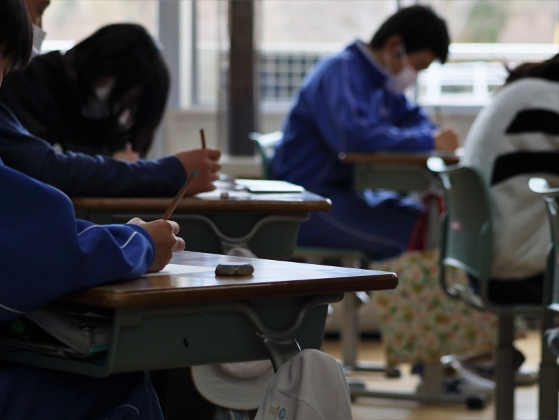 真剣にアンケートに記入する