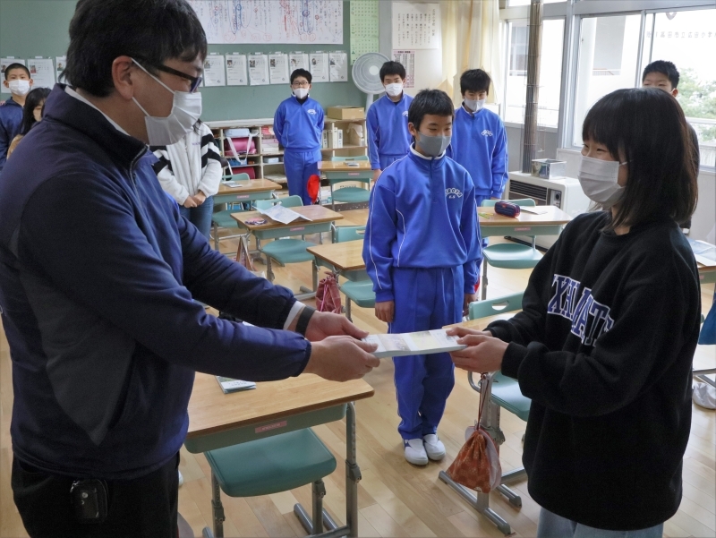 観光物産協会へマップを渡しました