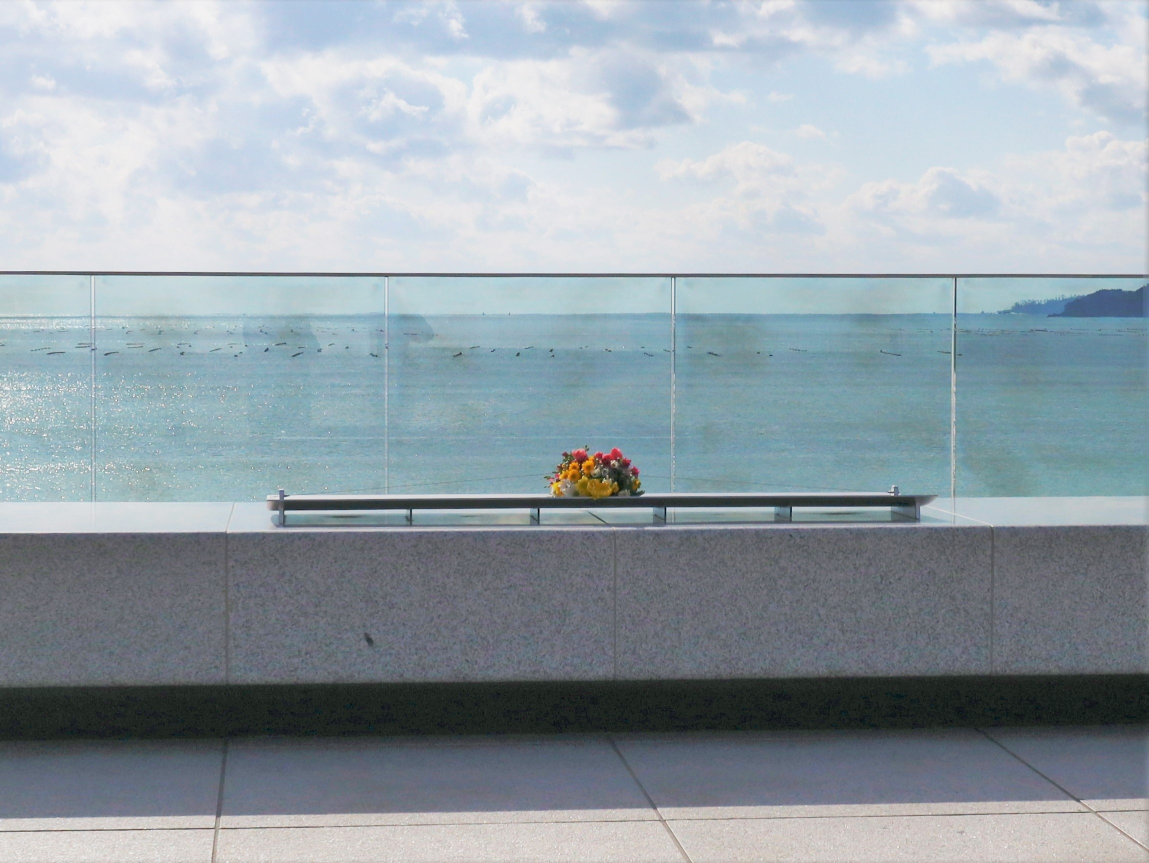 海を望む献花場