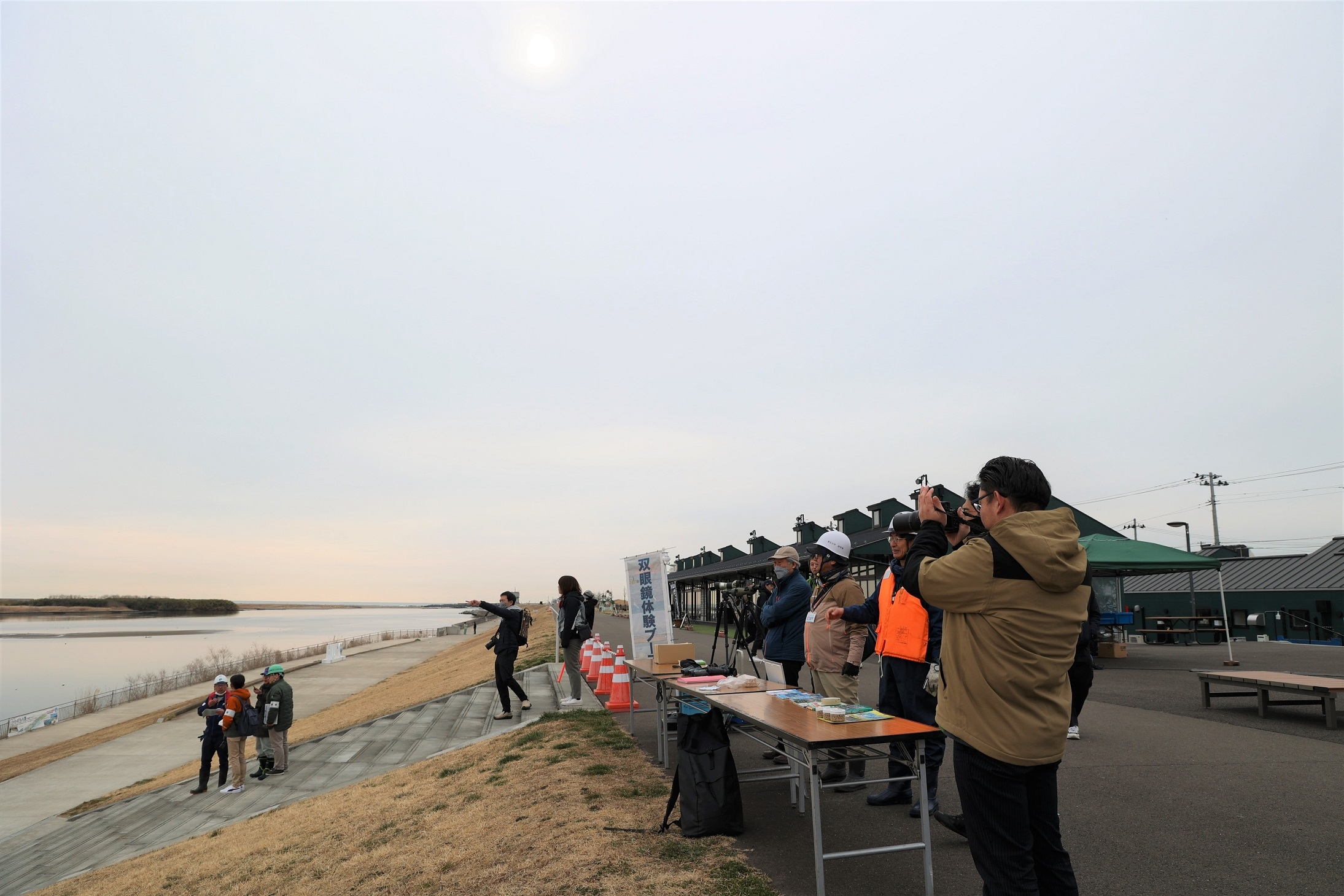 双眼鏡体験ブースを担当