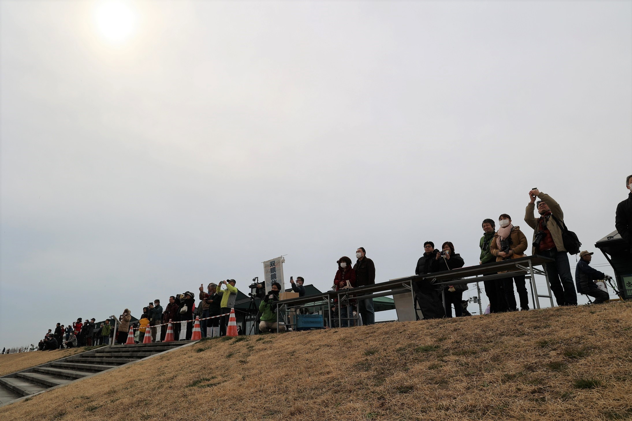 双眼鏡体験ブースの前の人だかり