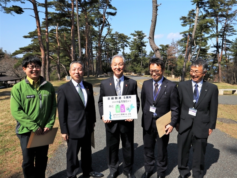 渕上大船渡市長を囲み、カウントダウン