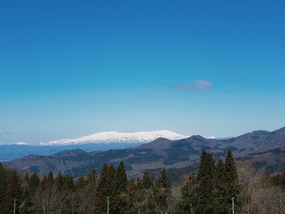 北塩原村大塩桜峠からみる飯豊連峰