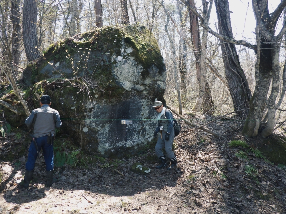 危険箇所にロープを設置する様子