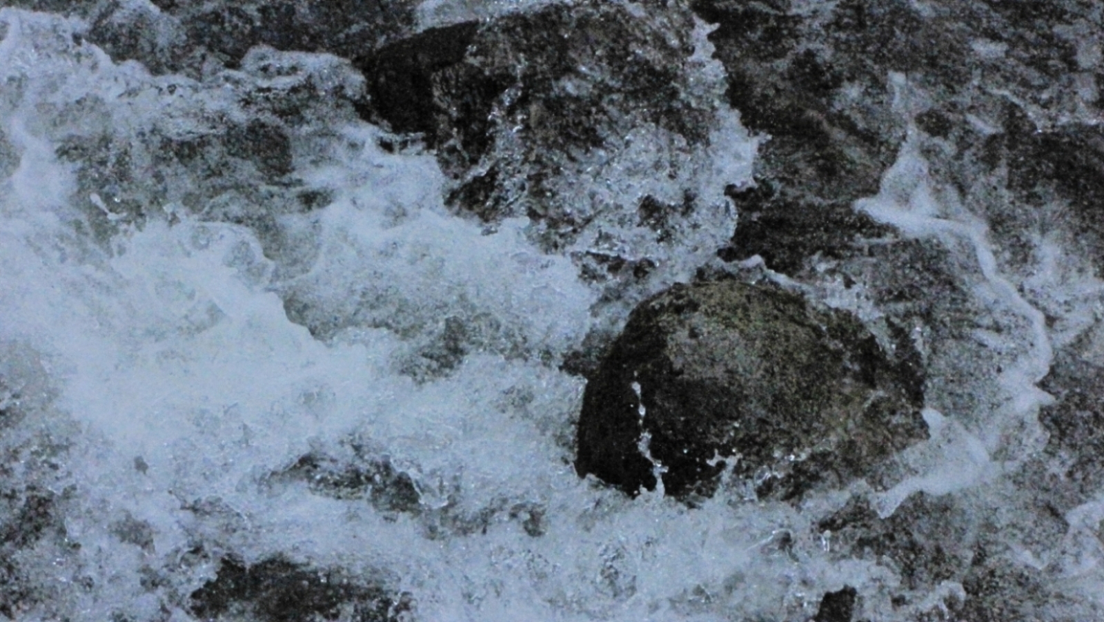 勢いよく流れる川