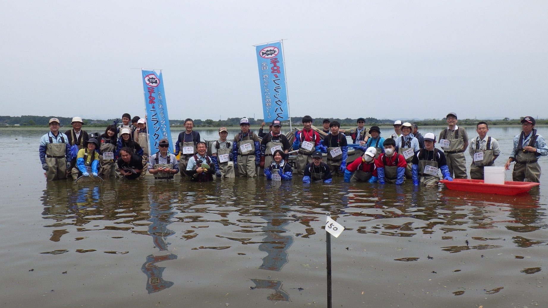 沼の中の記念撮影