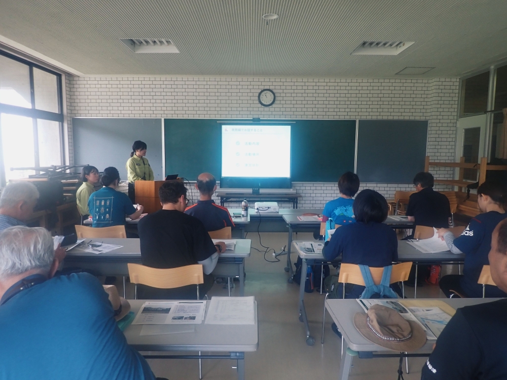 コウリンタンポポ防除の様子