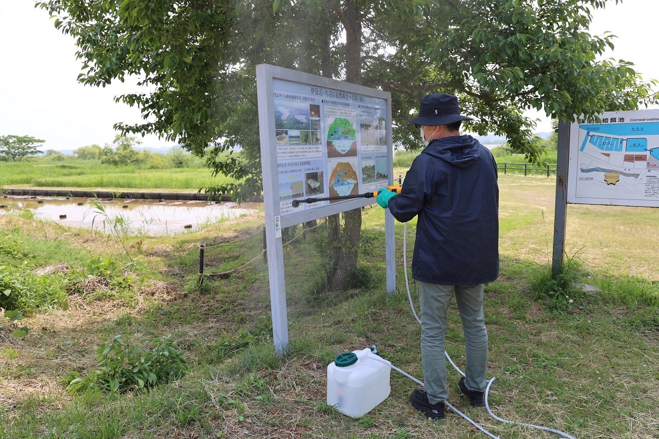 案内板の水洗い