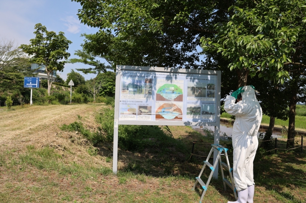 案内板のペンキ塗り
