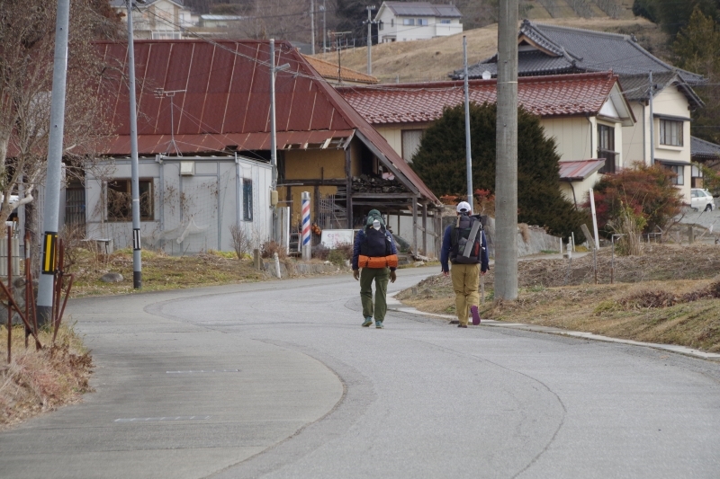 集落の中を歩くハイカー