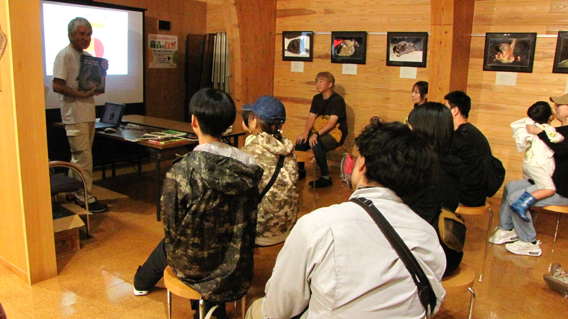 コウモリのお話しをしている