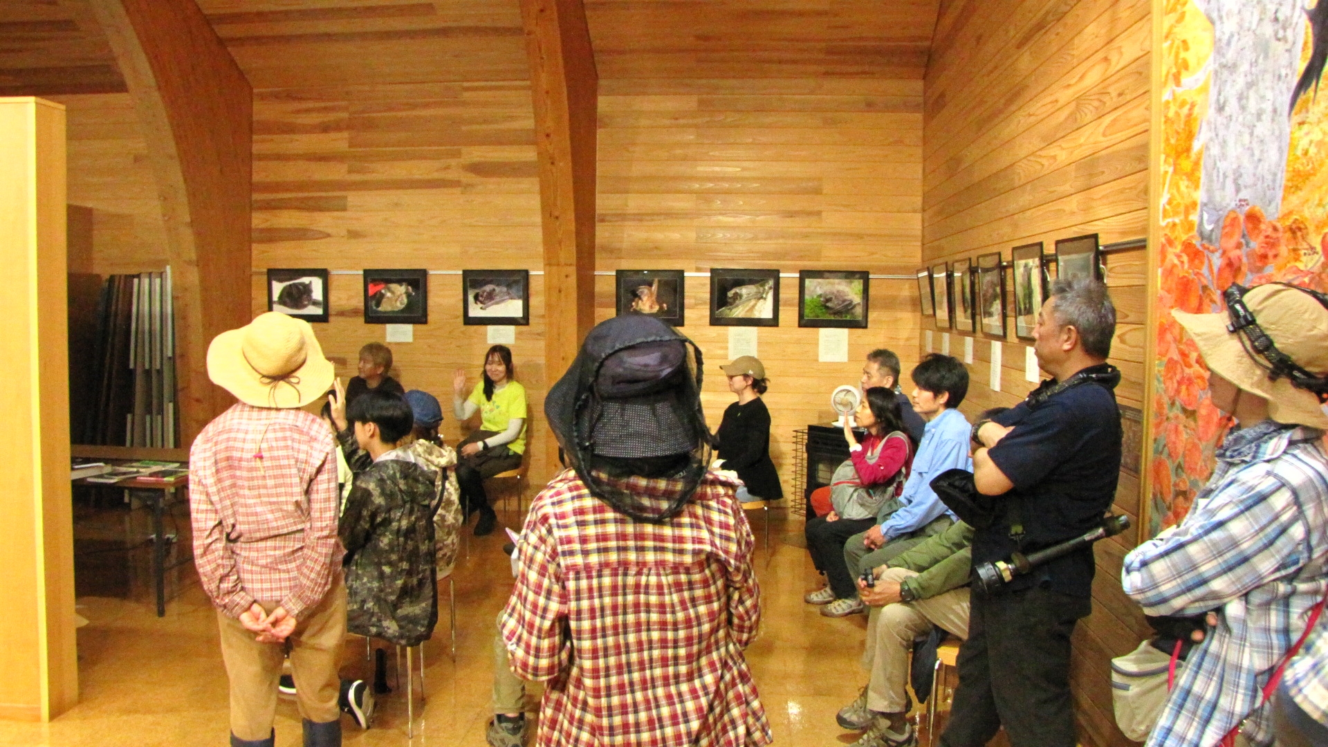 挙手する参加者