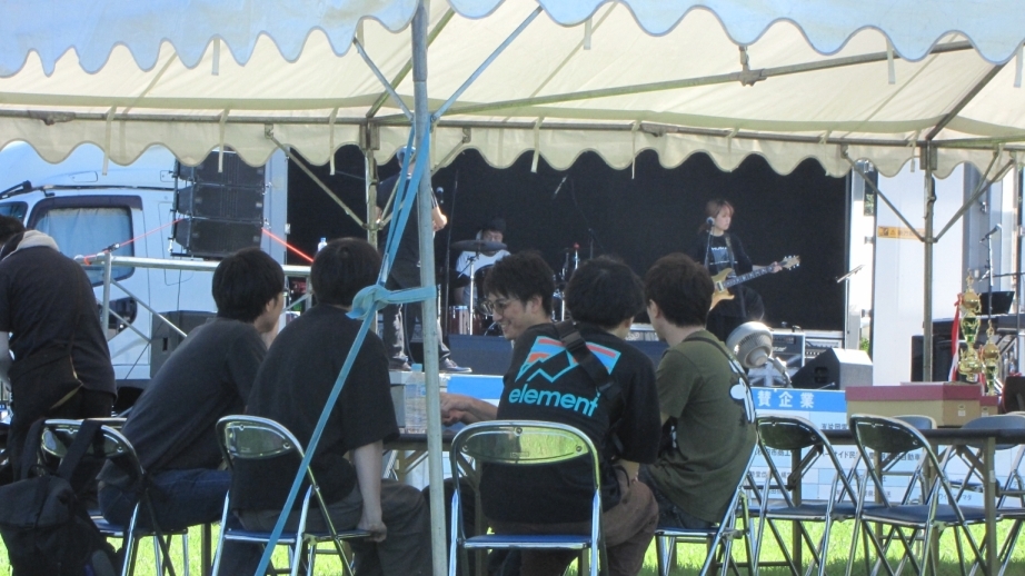 バンドが演奏中